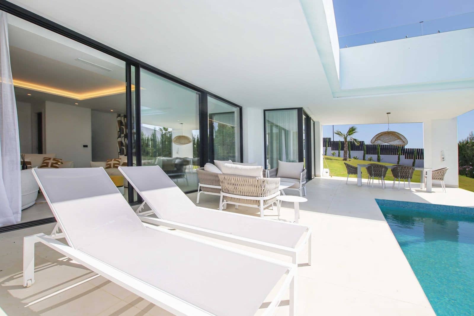 4 sypialnia Willa na sprzedaż w Estepona z basenem garażem - 2 495 000 € (Ref: 8095672)