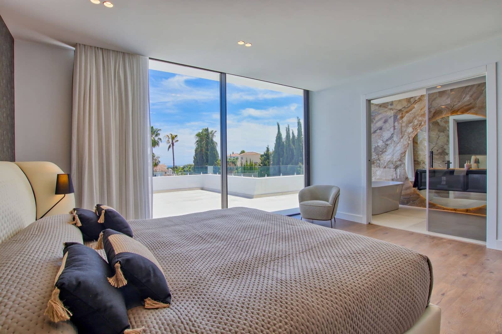 4 sypialnia Willa na sprzedaż w Estepona z basenem garażem - 2 495 000 € (Ref: 8095672)
