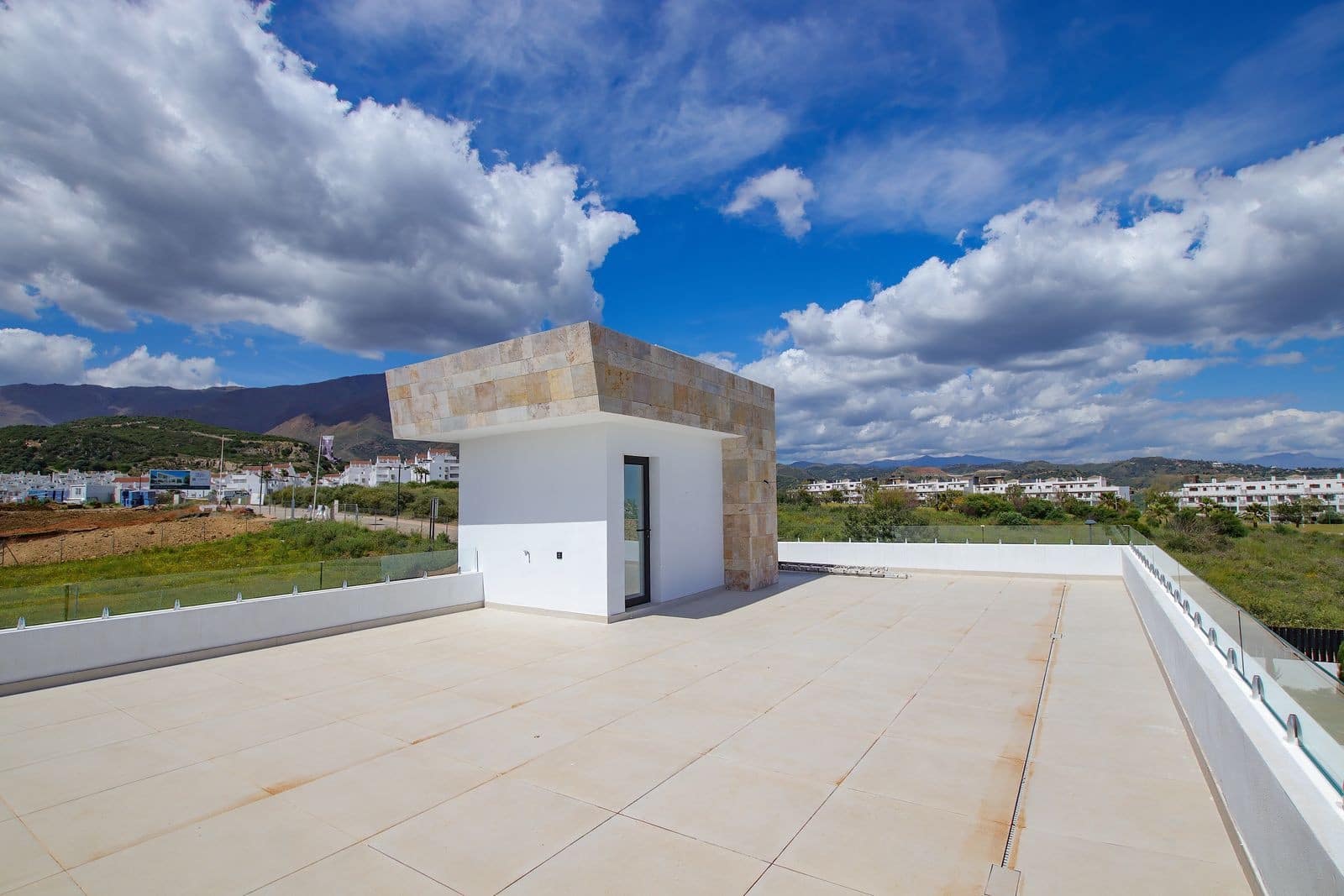 4 sypialnia Willa na sprzedaż w Estepona z basenem garażem - 2 495 000 € (Ref: 8095672)