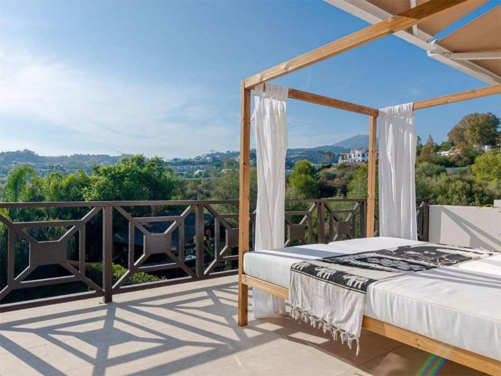 5 bedroom Villa for sale in Nueva Andalucia with pool garage - € 2,700,000 (Ref: 8103419)