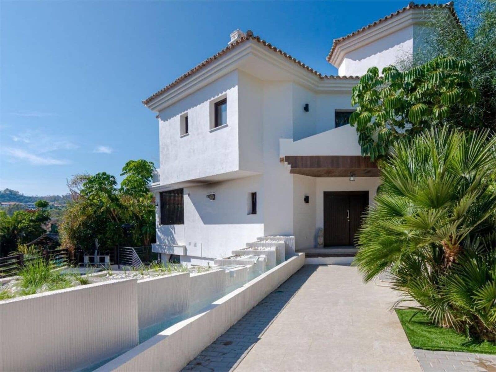 5 bedroom Villa for sale in Nueva Andalucia with pool garage - € 2,700,000 (Ref: 8103419)