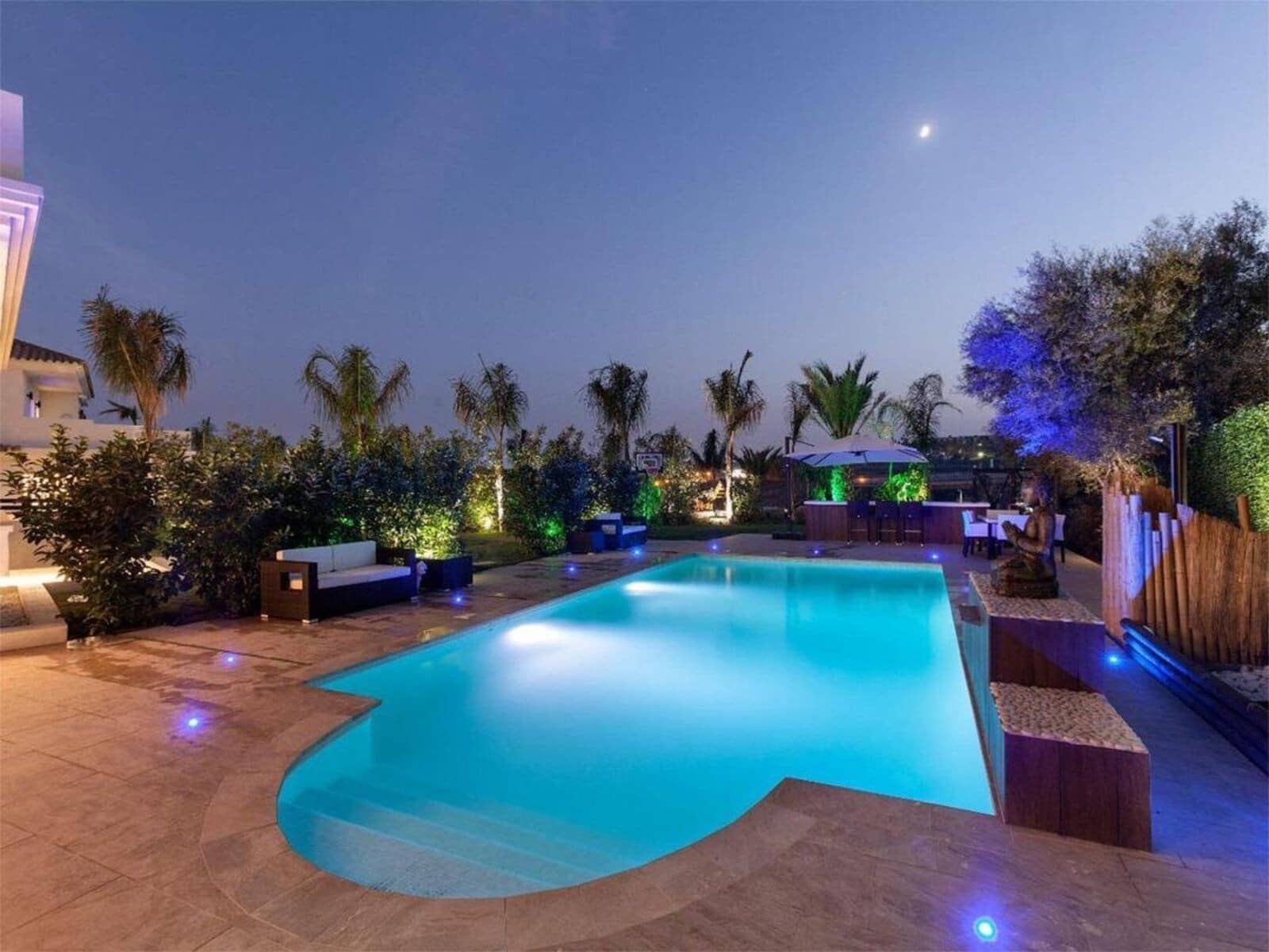 5 bedroom Villa for sale in Nueva Andalucia with pool garage - € 2,700,000 (Ref: 8103419)
