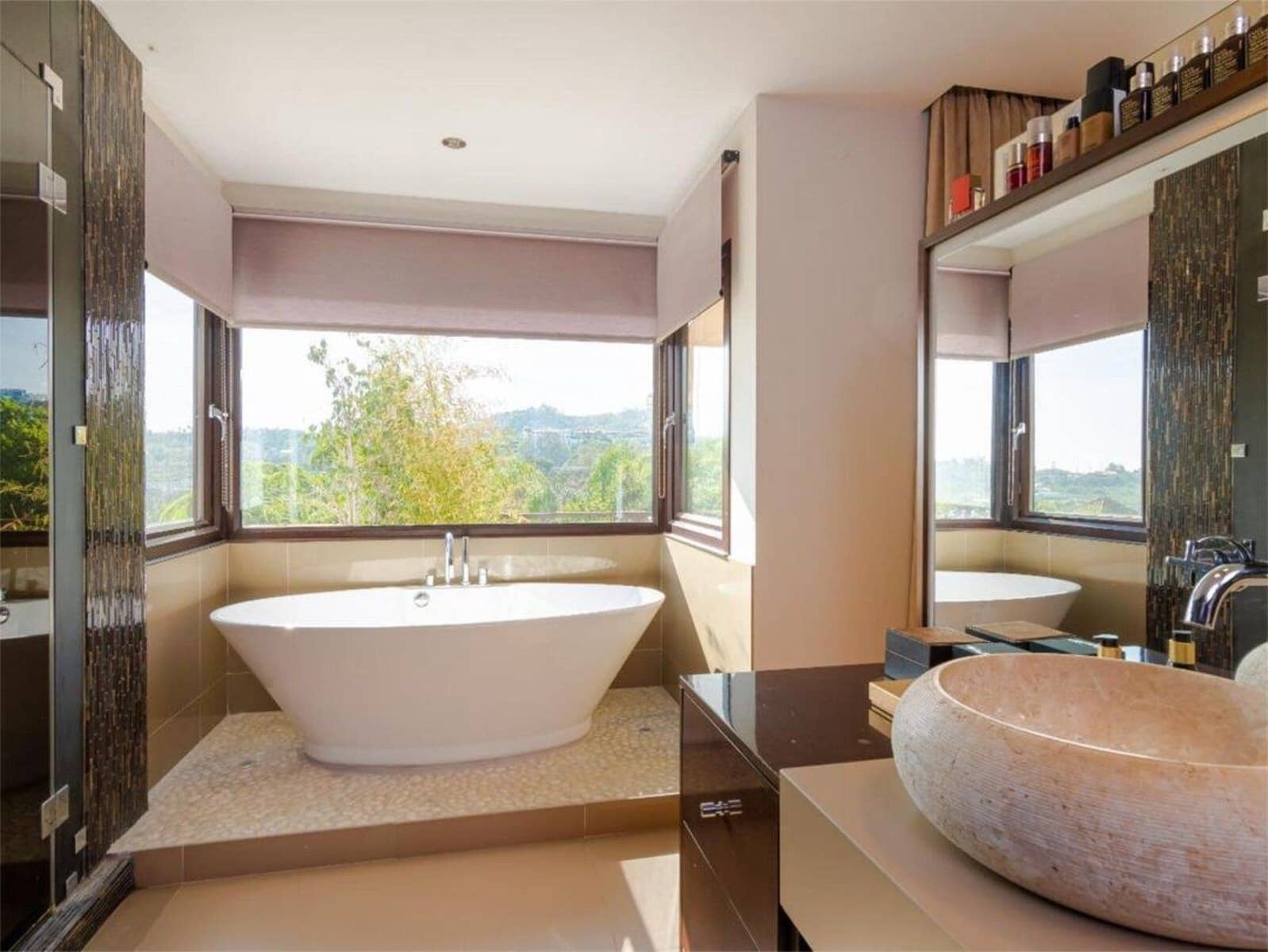 5 bedroom Villa for sale in Nueva Andalucia with pool garage - € 2,700,000 (Ref: 8103419)