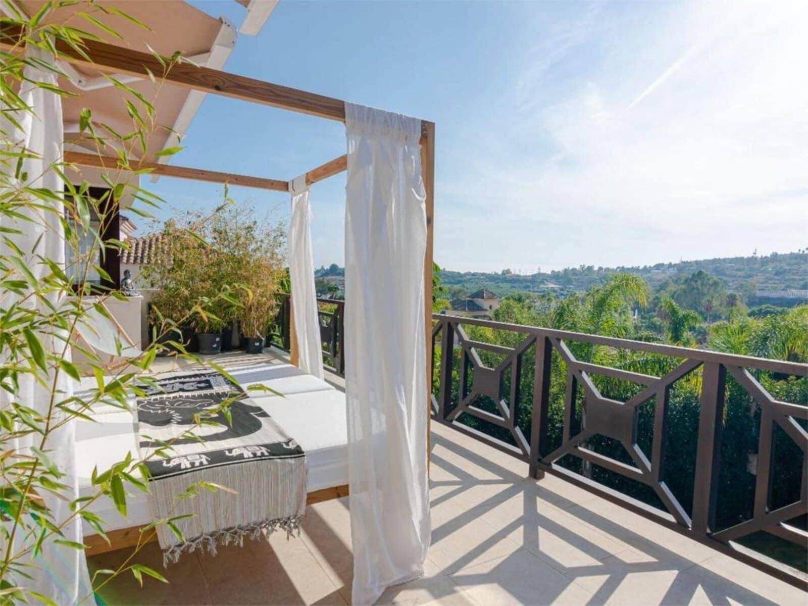 5 bedroom Villa for sale in Nueva Andalucia with pool garage - € 2,700,000 (Ref: 8103419)