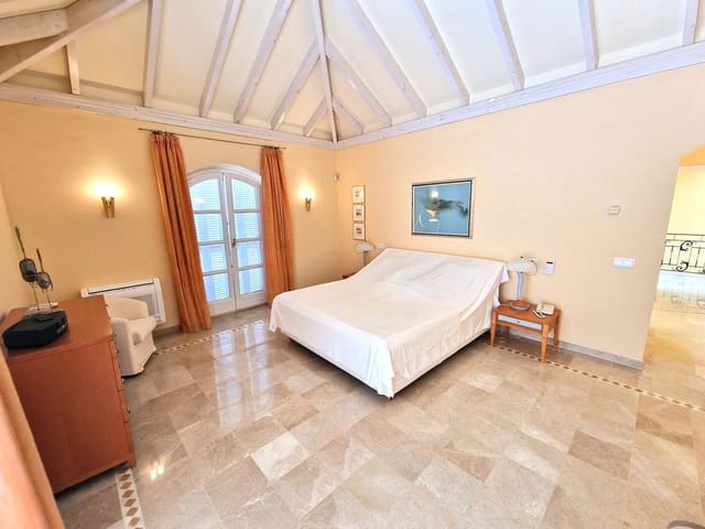 Chalet de 3 habitaciones en Mijas Costa, Mijas en venta con piscina garaje - 3.200.000 € (Ref: 8113981)