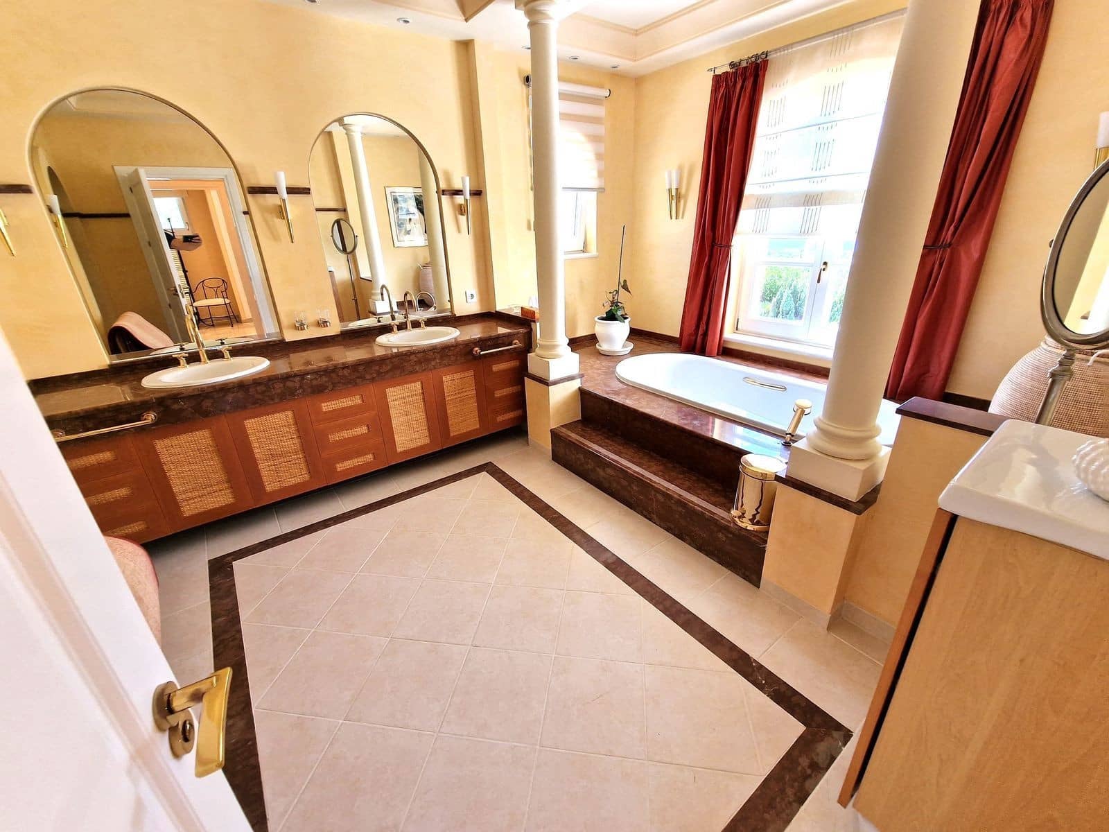 3 sypialnia Willa na sprzedaż w Mijas Costa z basenem garażem - 3 200 000 € (Ref: 8113981)