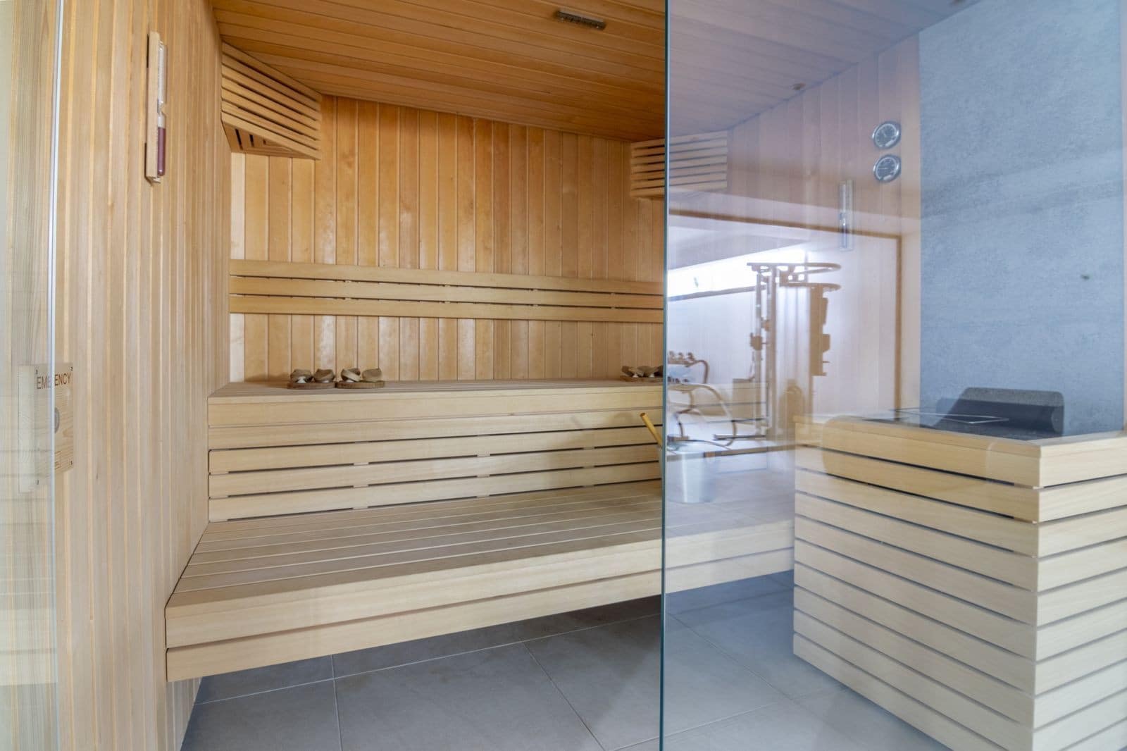 3 bedroom Apartment for sale in Estepona with pool garage - € 750,000 (Ref: 8113986)