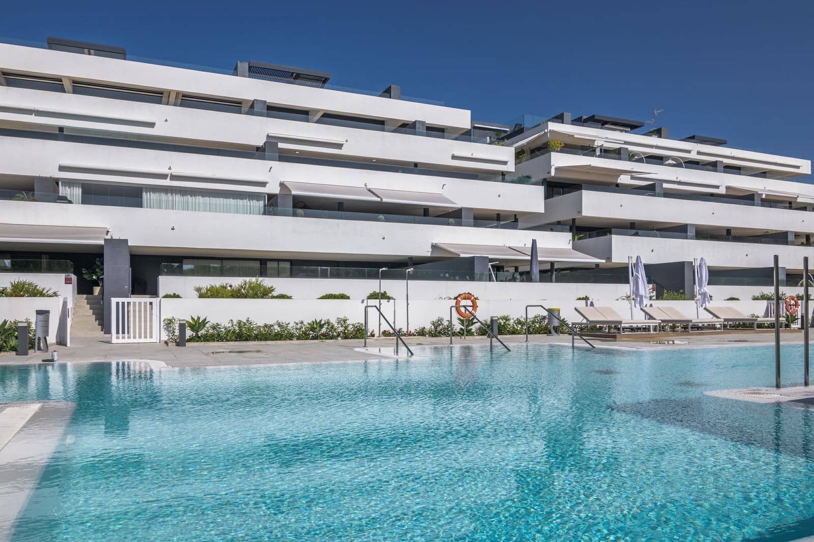 3 bedroom Apartment for sale in Estepona with pool garage - € 750,000 (Ref: 8113986)