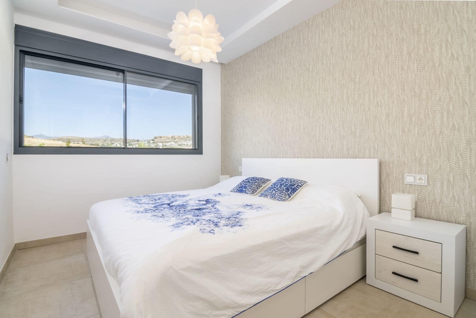 3 bedroom Apartment for sale in Estepona with pool garage - € 750,000 (Ref: 8113986)