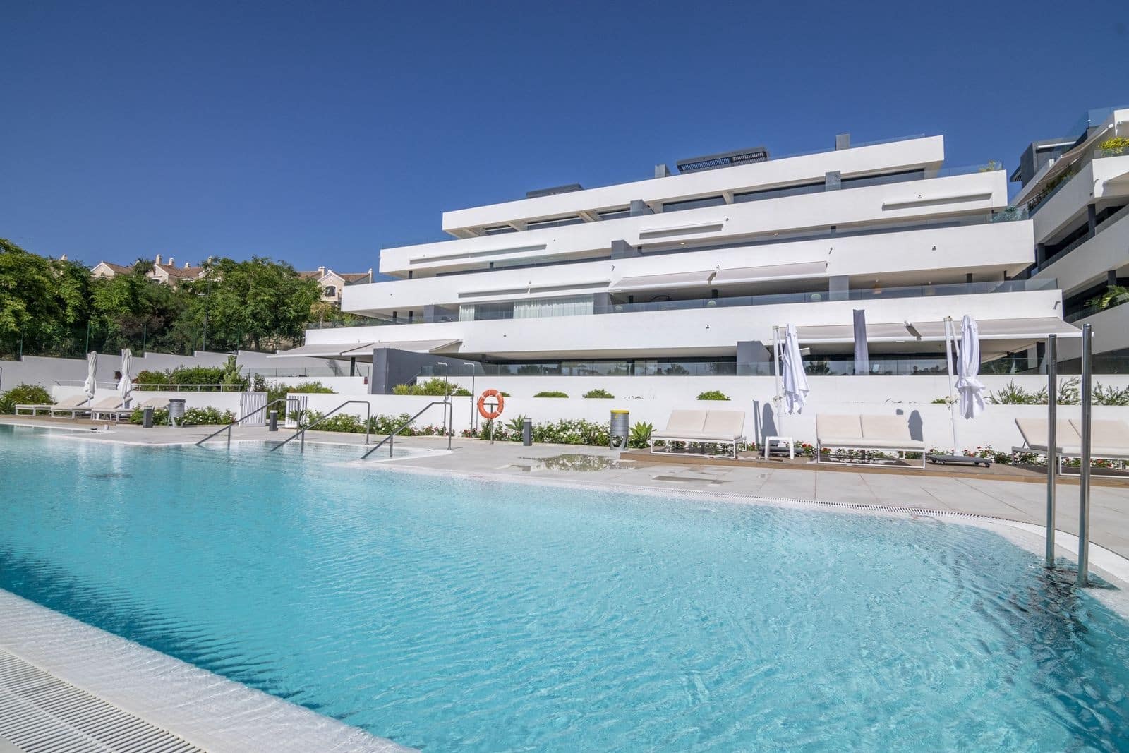 3 bedroom Apartment for sale in Estepona with pool garage - € 750,000 (Ref: 8113986)