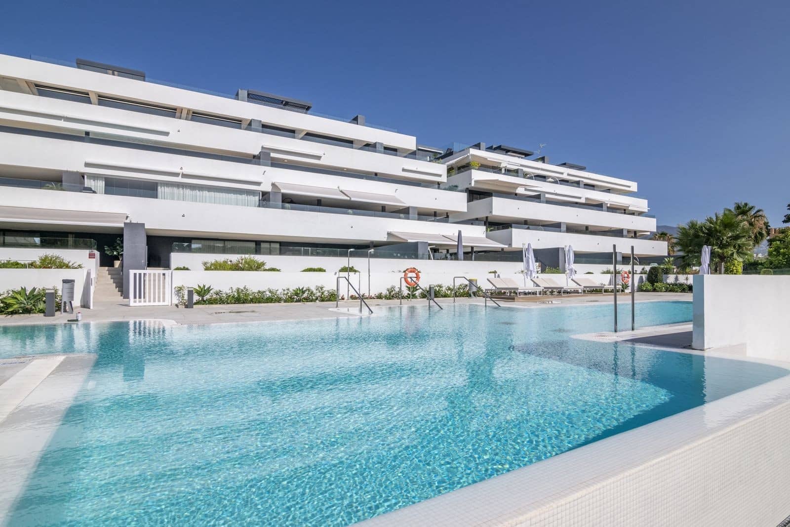 3 quarto Apartamento para venda em Estepona com piscina garagem - 750 000 € (Ref: 8113986)