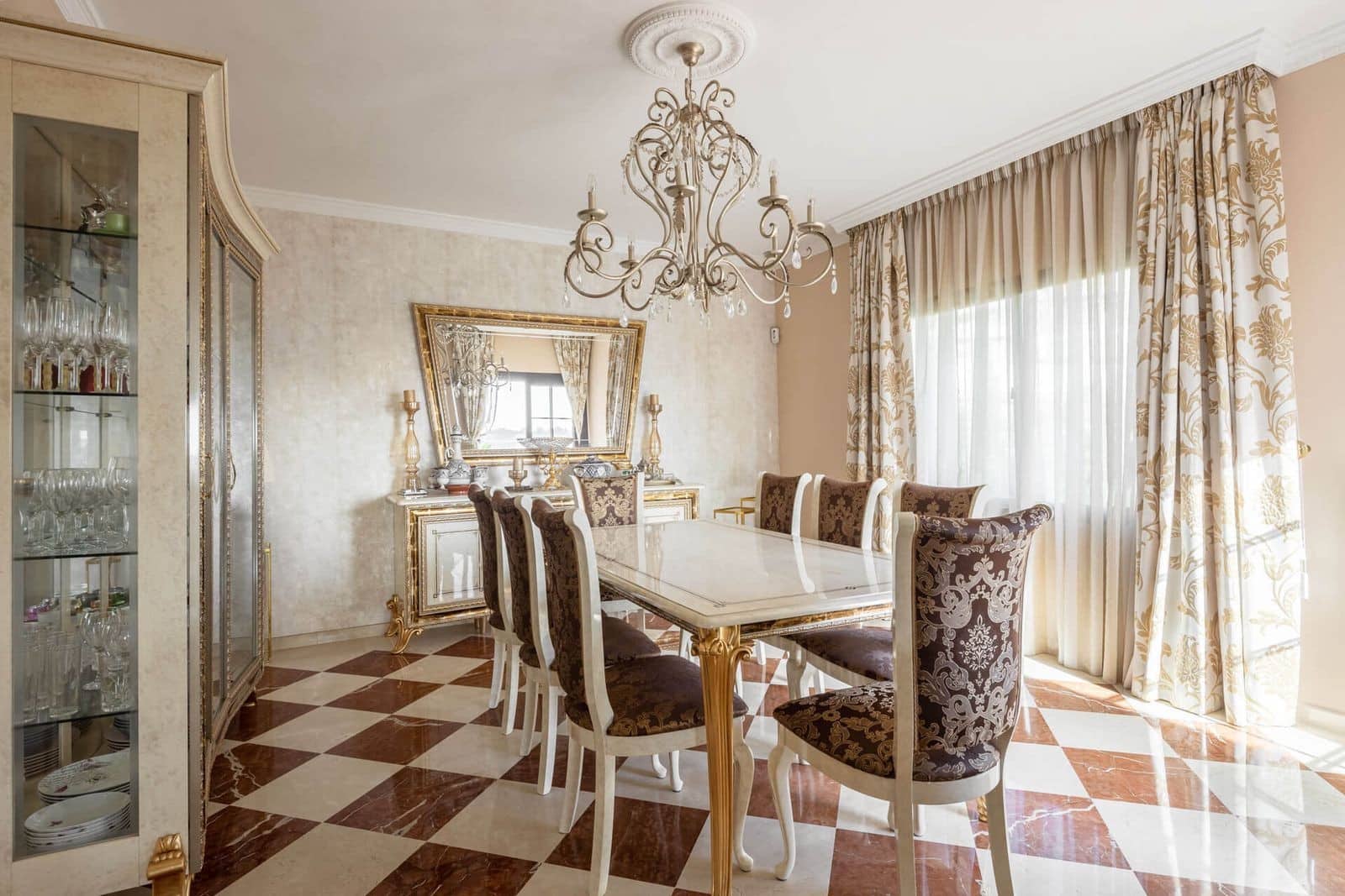 6 bedroom Villa for sale in Benahavis with pool garage - € 1,700,000 (Ref: 8113989)