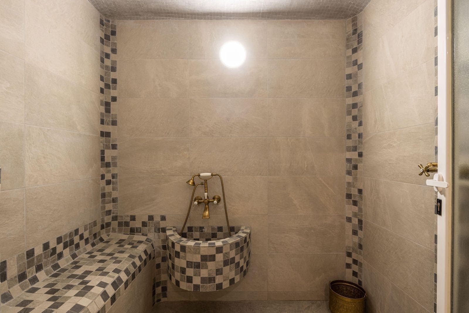 6 bedroom Villa for sale in Benahavis with pool garage - € 1,700,000 (Ref: 8113989)