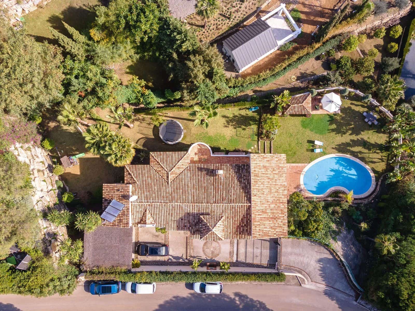 6 bedroom Villa for sale in Benahavis with pool garage - € 1,700,000 (Ref: 8113989)