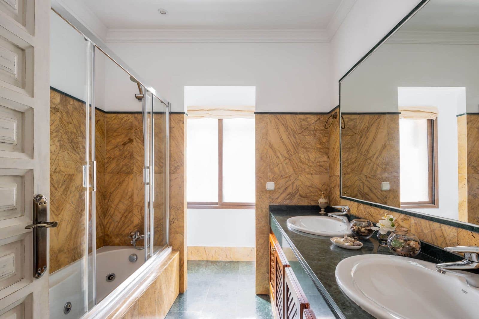 6 bedroom Villa for sale in Benahavis with pool garage - € 1,700,000 (Ref: 8113989)