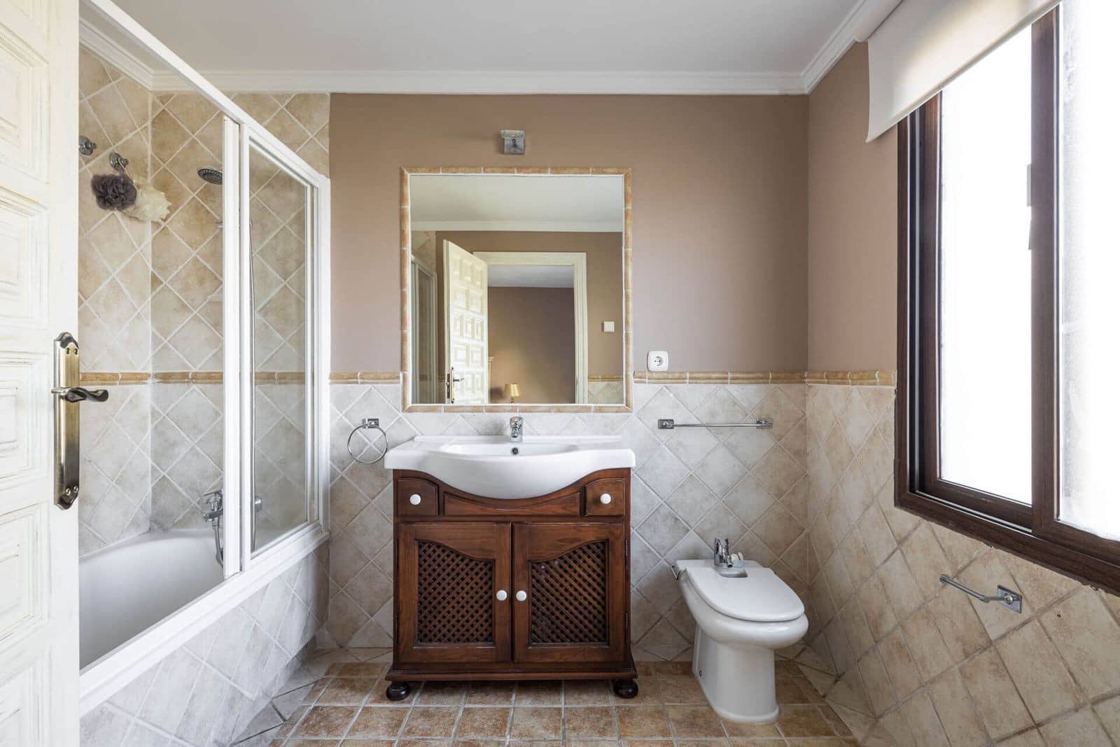 6 bedroom Villa for sale in Benahavis with pool garage - € 1,700,000 (Ref: 8113989)