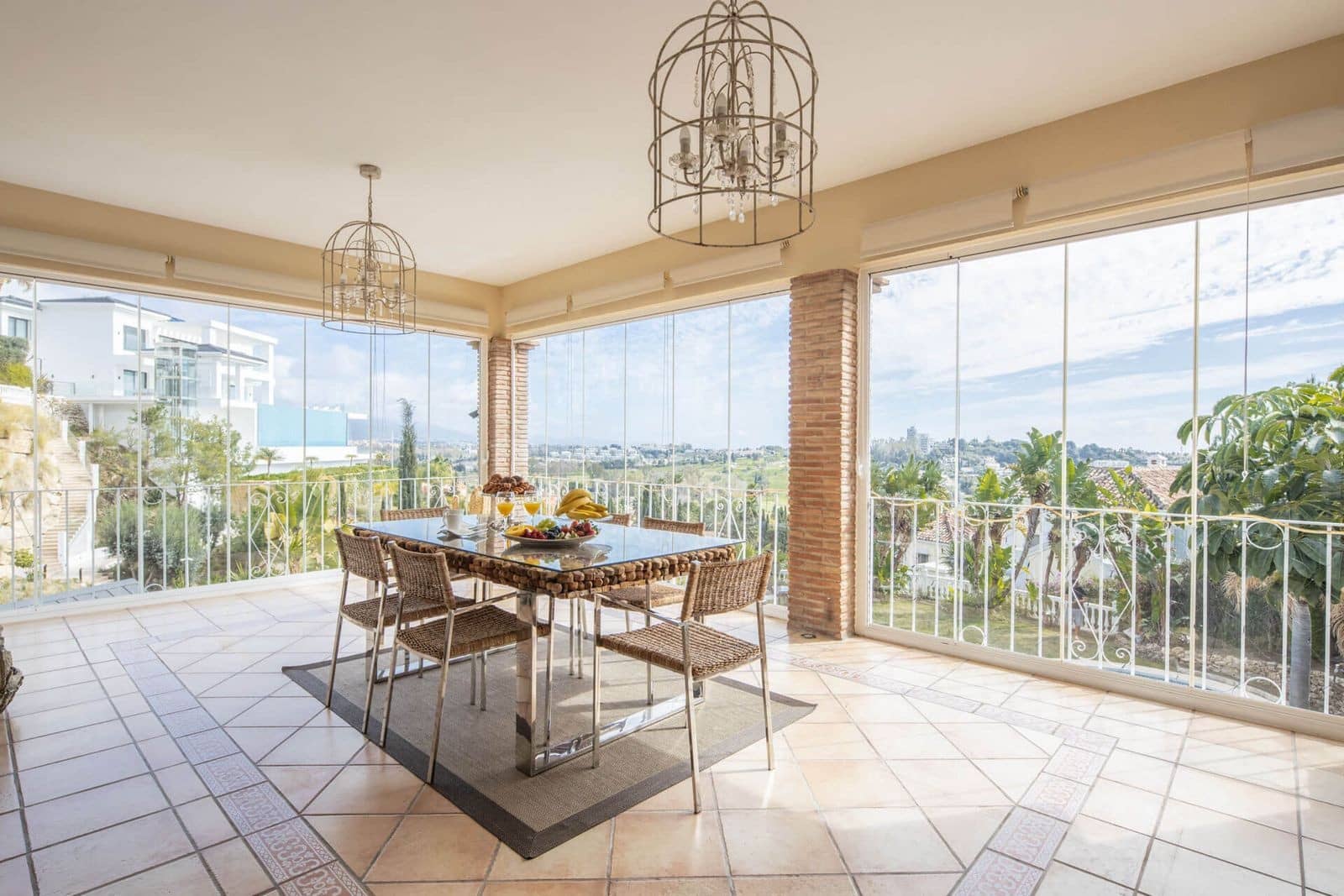 6 bedroom Villa for sale in Benahavis with pool garage - € 1,700,000 (Ref: 8113989)