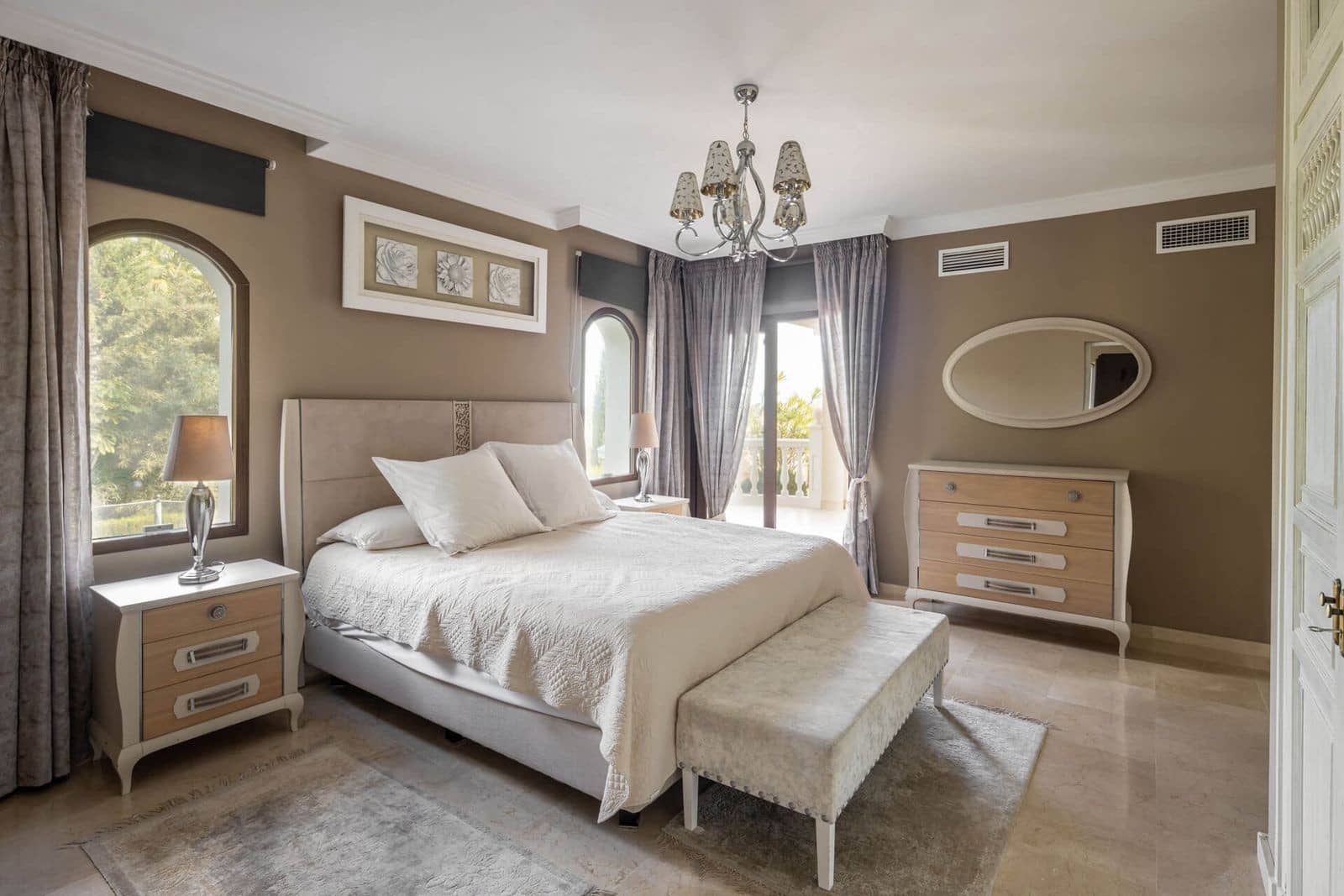 6 bedroom Villa for sale in Benahavis with pool garage - € 1,700,000 (Ref: 8113989)