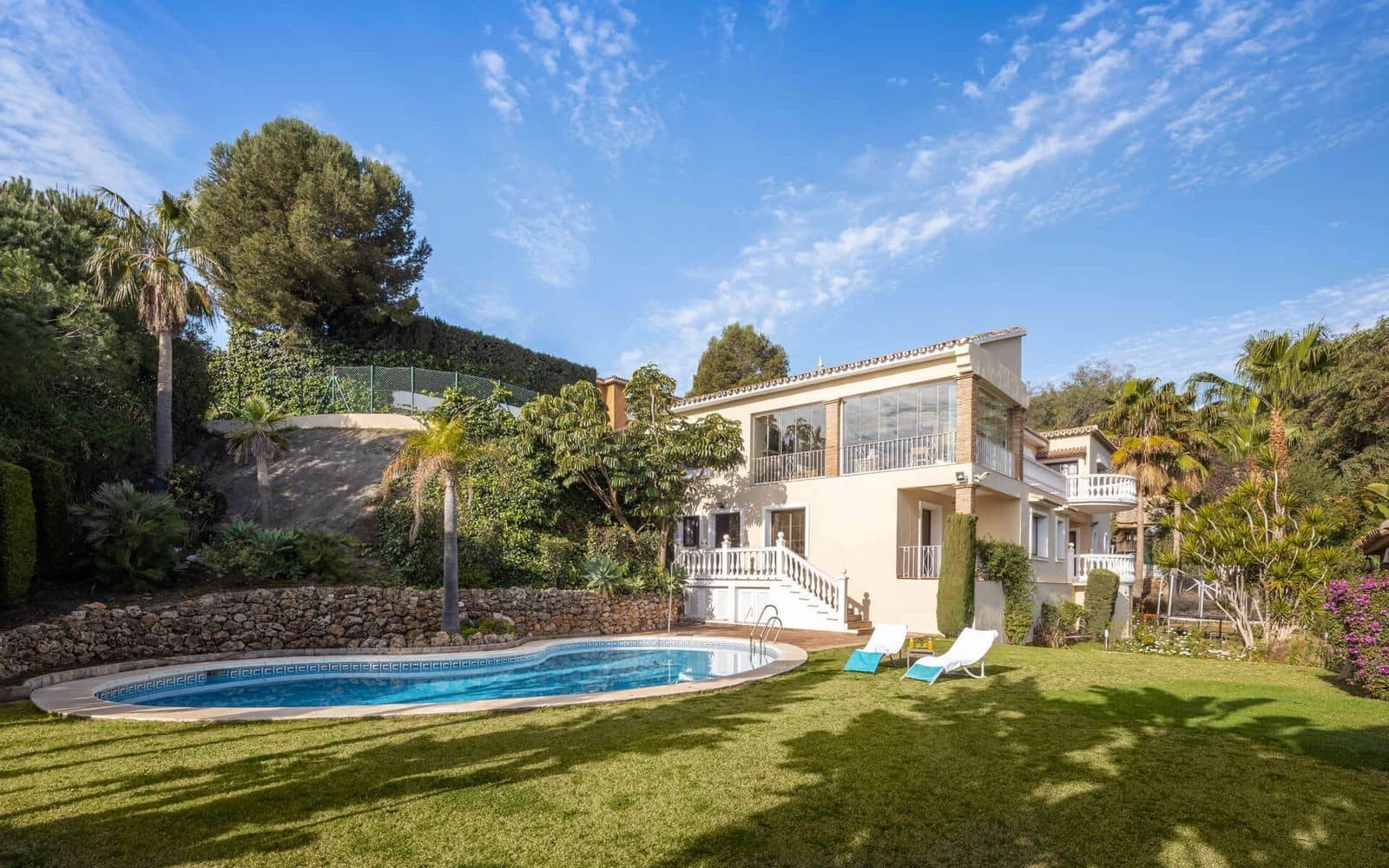 6 bedroom Villa for sale in Benahavis with pool garage - € 1,700,000 (Ref: 8113989)