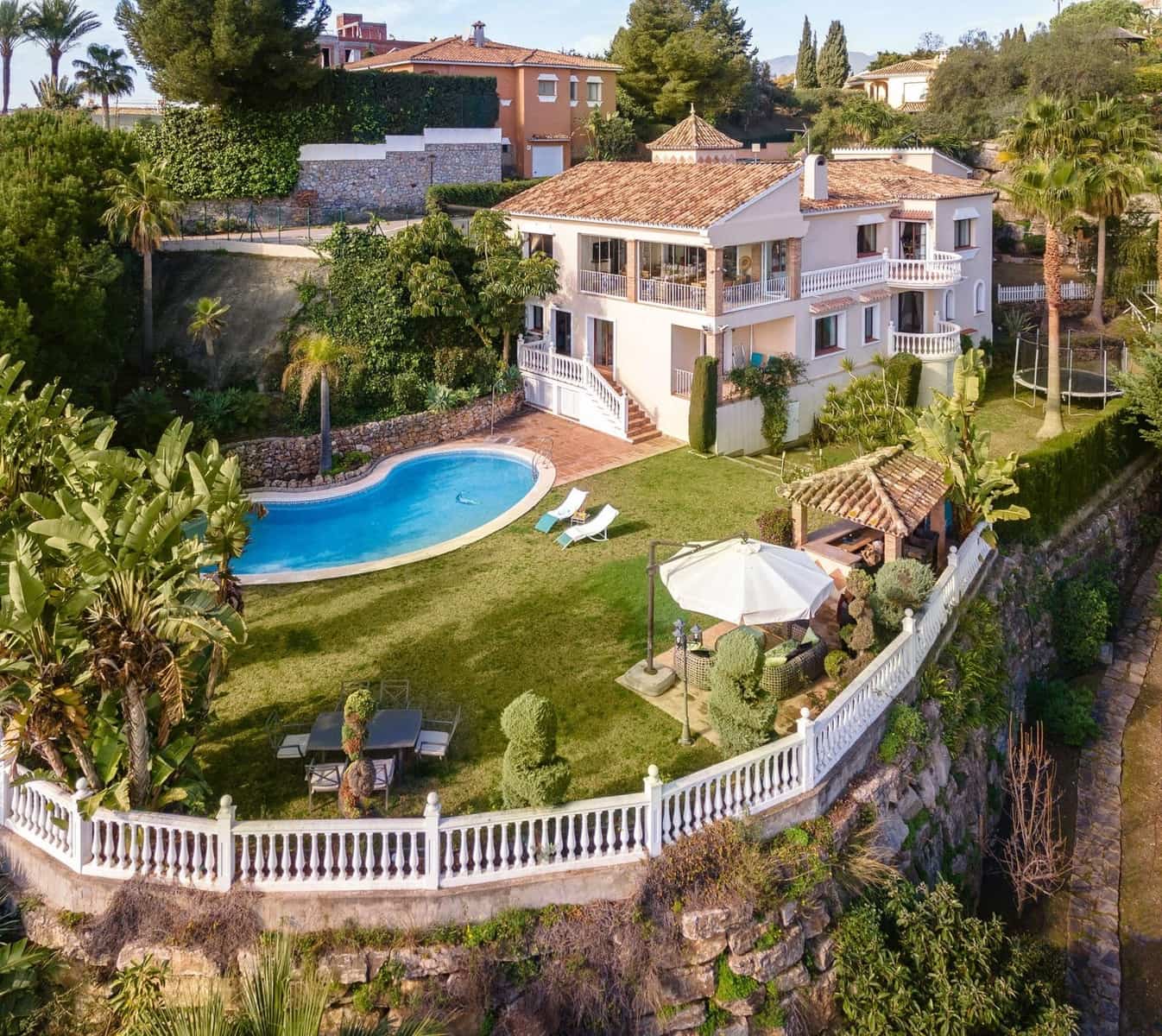 6 bedroom Villa for sale in Benahavis with pool garage - € 1,700,000 (Ref: 8113989)
