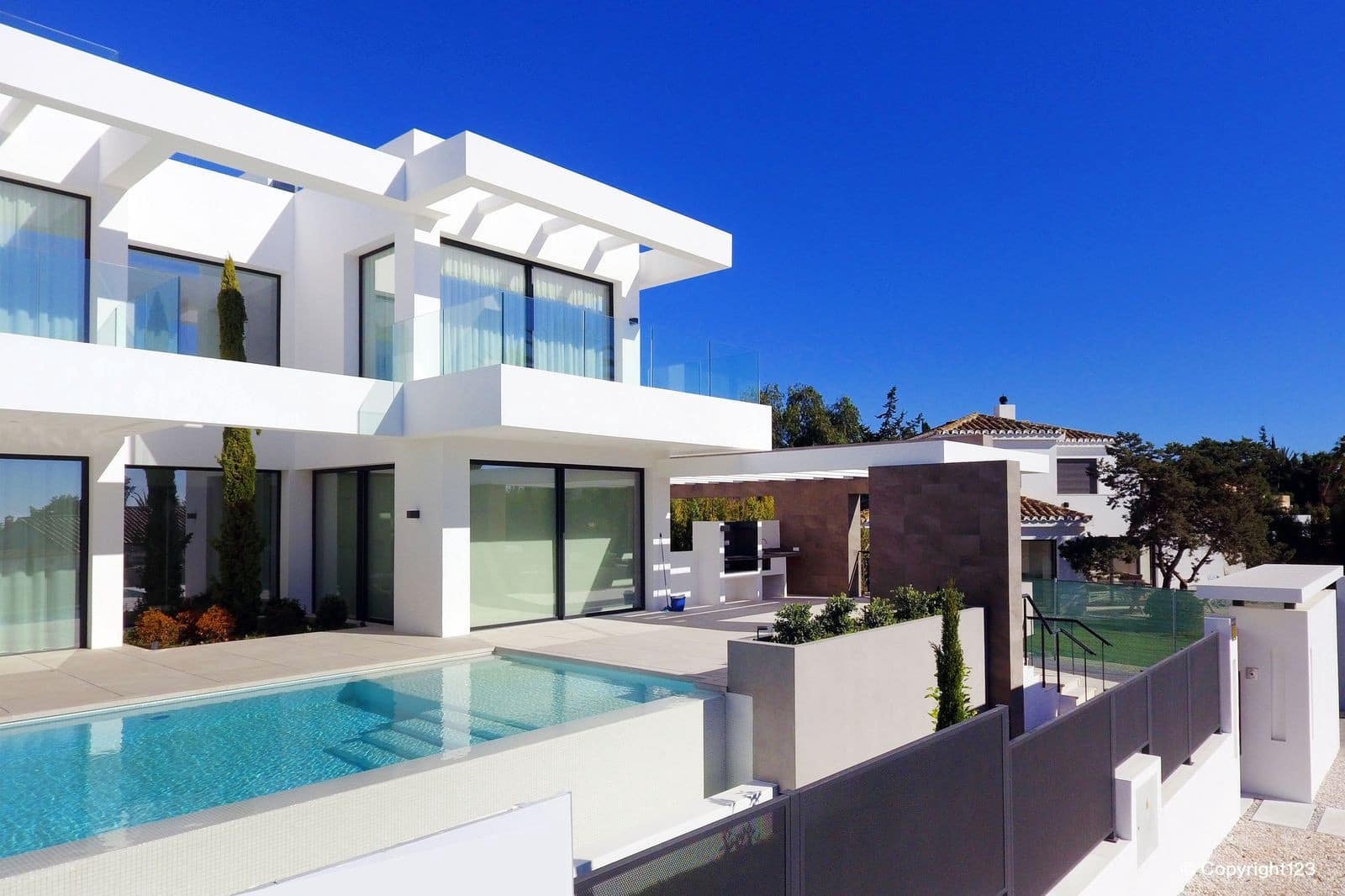 5 bedroom Villa for sale in Marbella with pool garage - € 3,350,000 (Ref: 8145078)