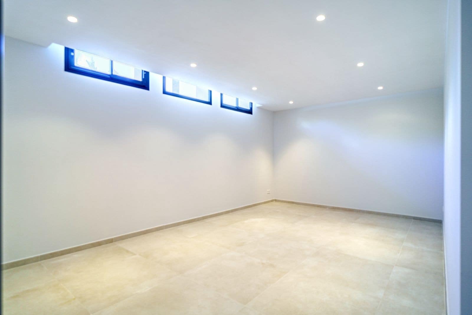 5 bedroom Villa for sale in Marbella with pool garage - € 3,350,000 (Ref: 8145078)