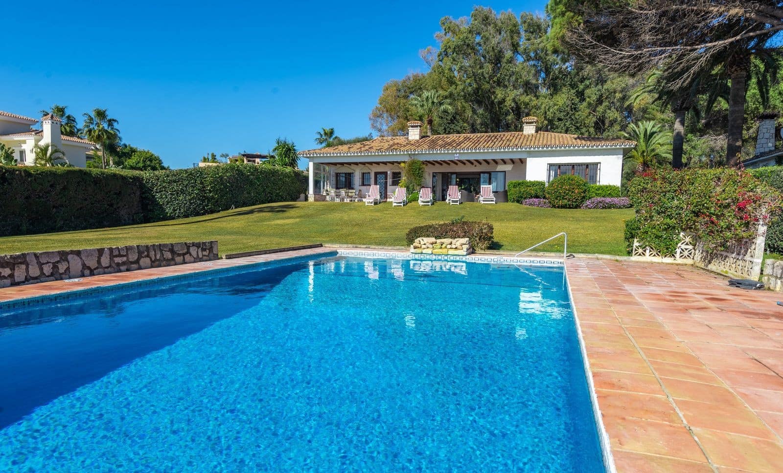 5 bedroom Villa for sale in Estepona with pool garage - € 3,500,000 (Ref: 8173989)