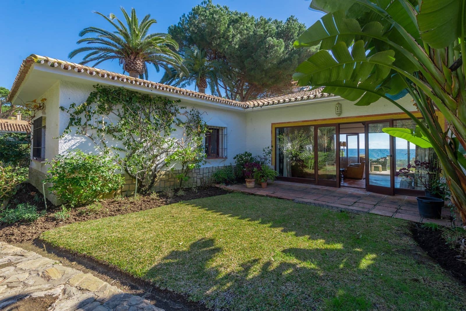 5 bedroom Villa for sale in Estepona with pool garage - € 3,500,000 (Ref: 8173989)