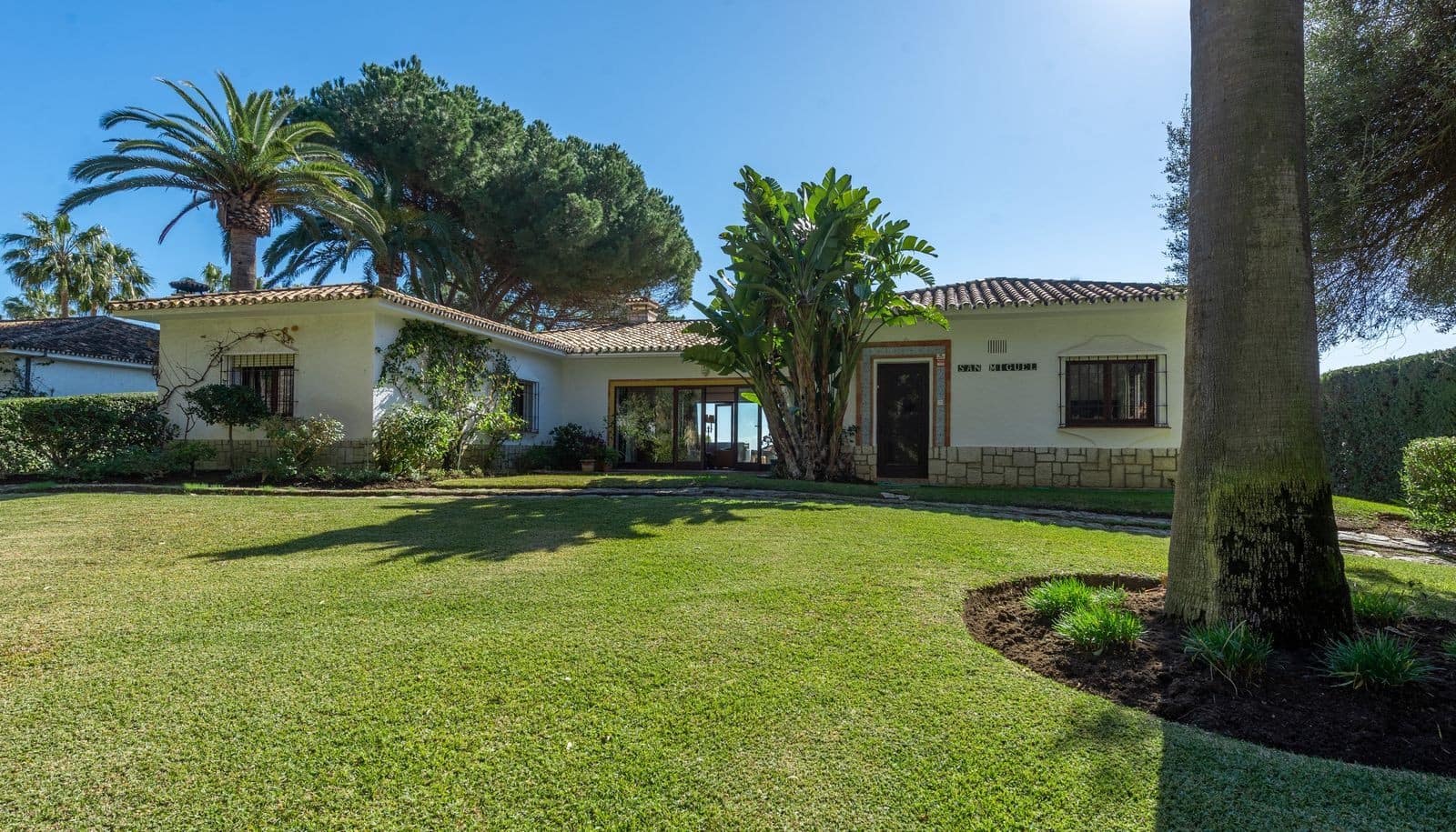 5 bedroom Villa for sale in Estepona with pool garage - € 3,500,000 (Ref: 8173989)