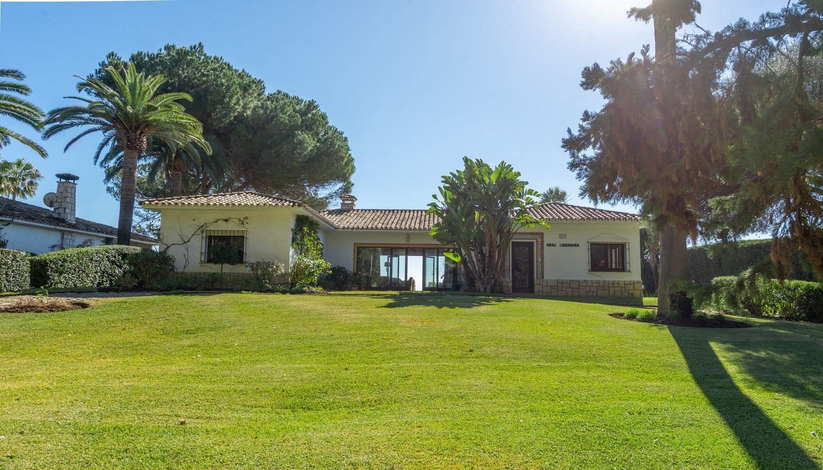 5 bedroom Villa for sale in Estepona with pool garage - € 3,500,000 (Ref: 8173989)