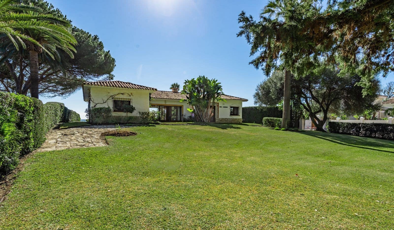 5 bedroom Villa for sale in Estepona with pool garage - € 3,500,000 (Ref: 8173989)