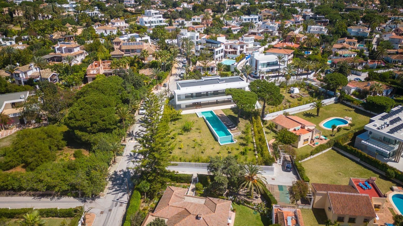 6 bedroom Villa for sale in Marbella with pool garage - € 4,775,000 (Ref: 8233188)