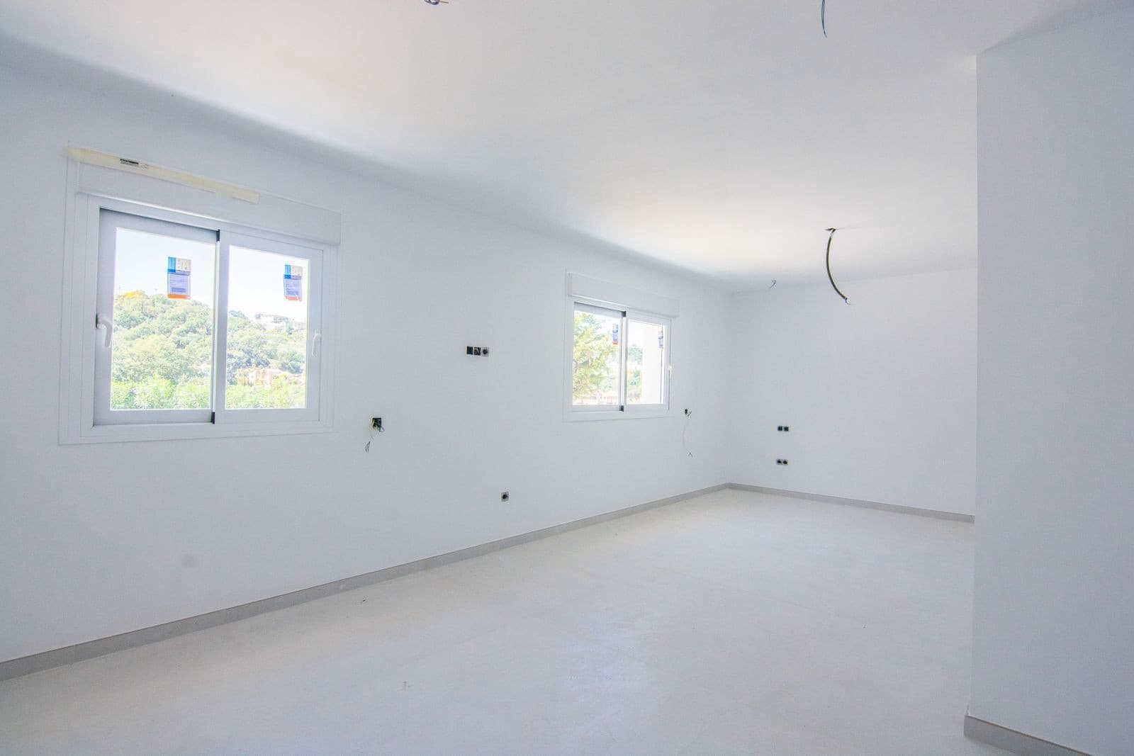 4 bedroom Villa for sale in Marbella with pool garage - € 2,195,000 (Ref: 8270573)