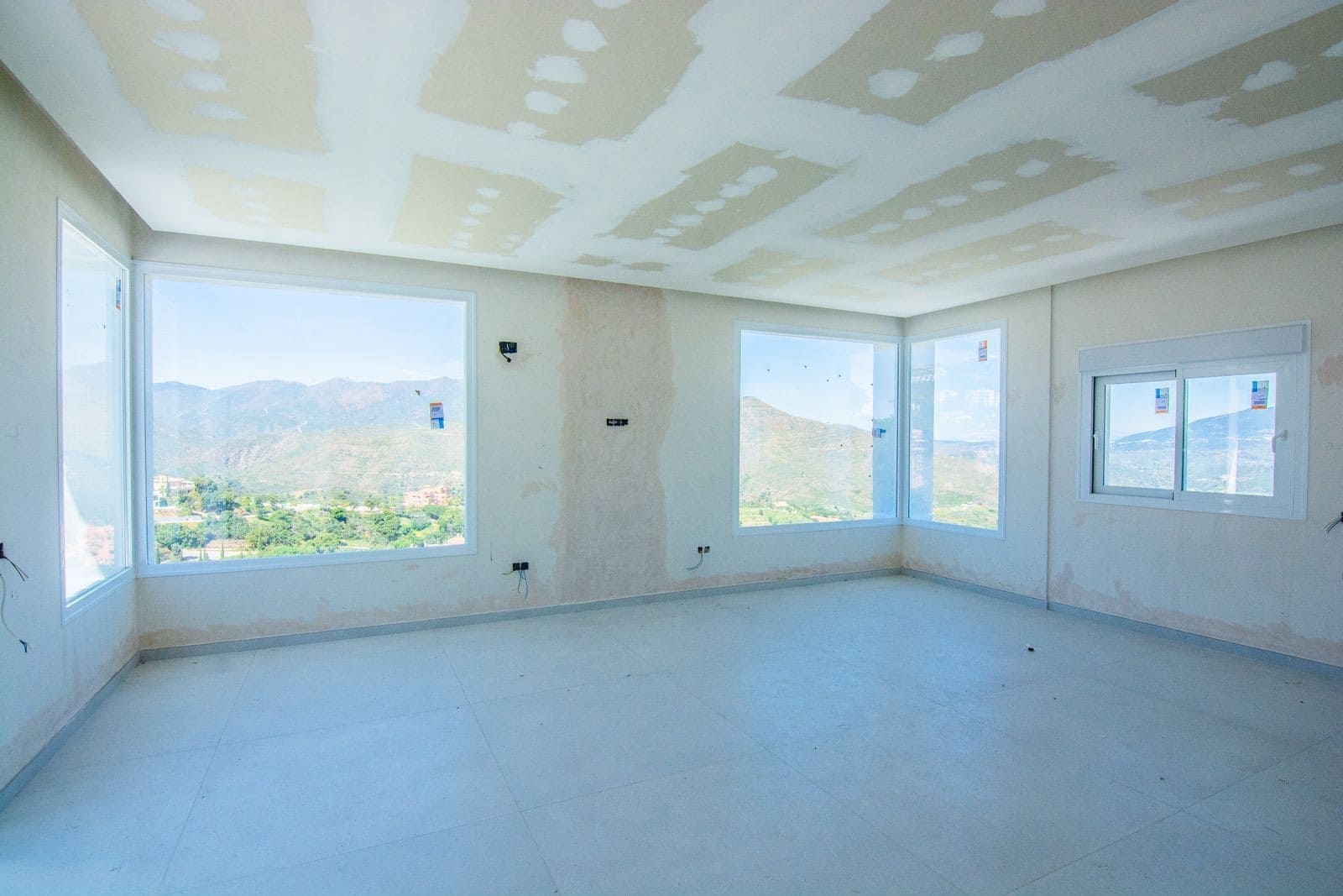 4 bedroom Villa for sale in Marbella with pool garage - € 2,195,000 (Ref: 8270573)