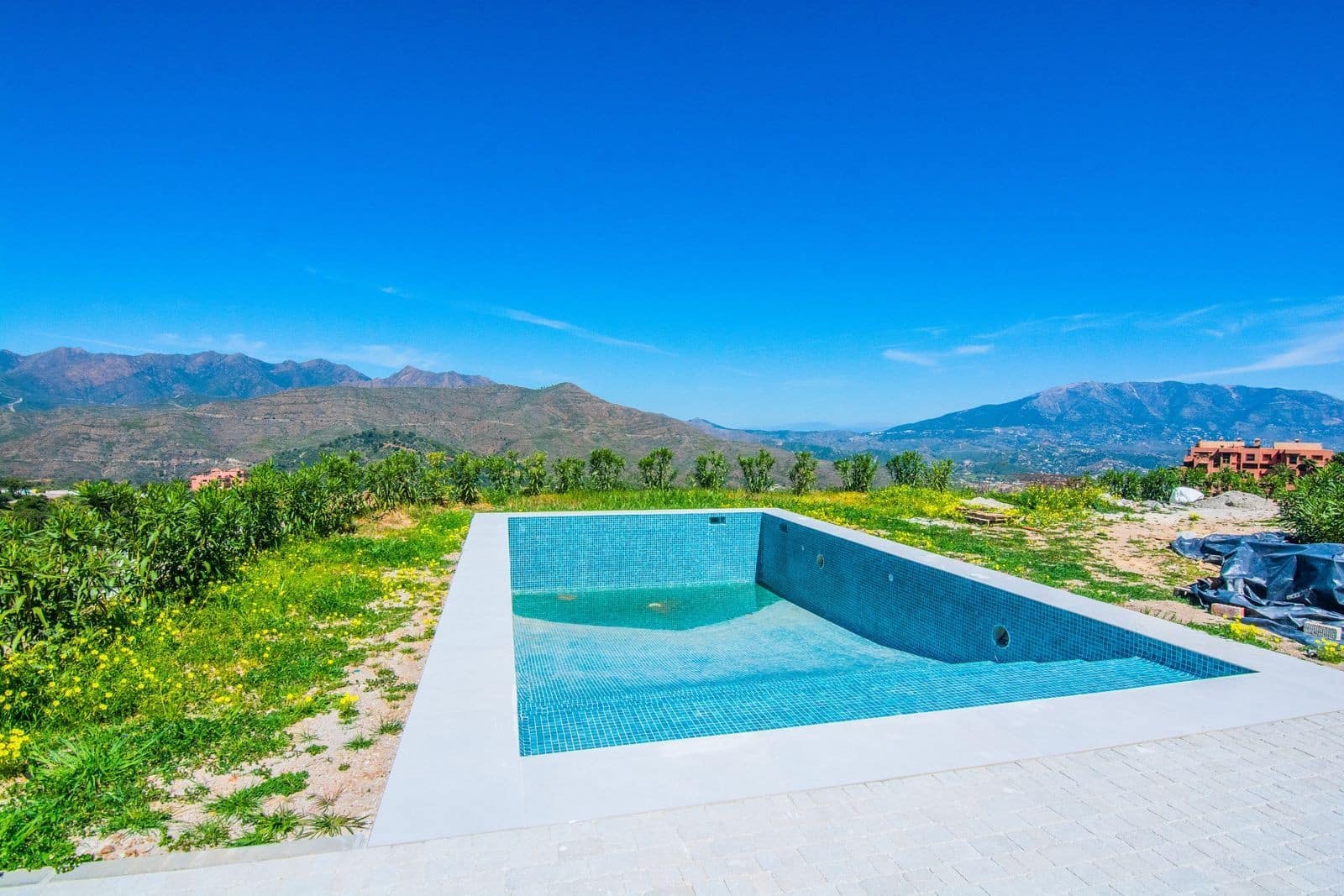 4 bedroom Villa for sale in Marbella with pool garage - € 2,195,000 (Ref: 8270573)