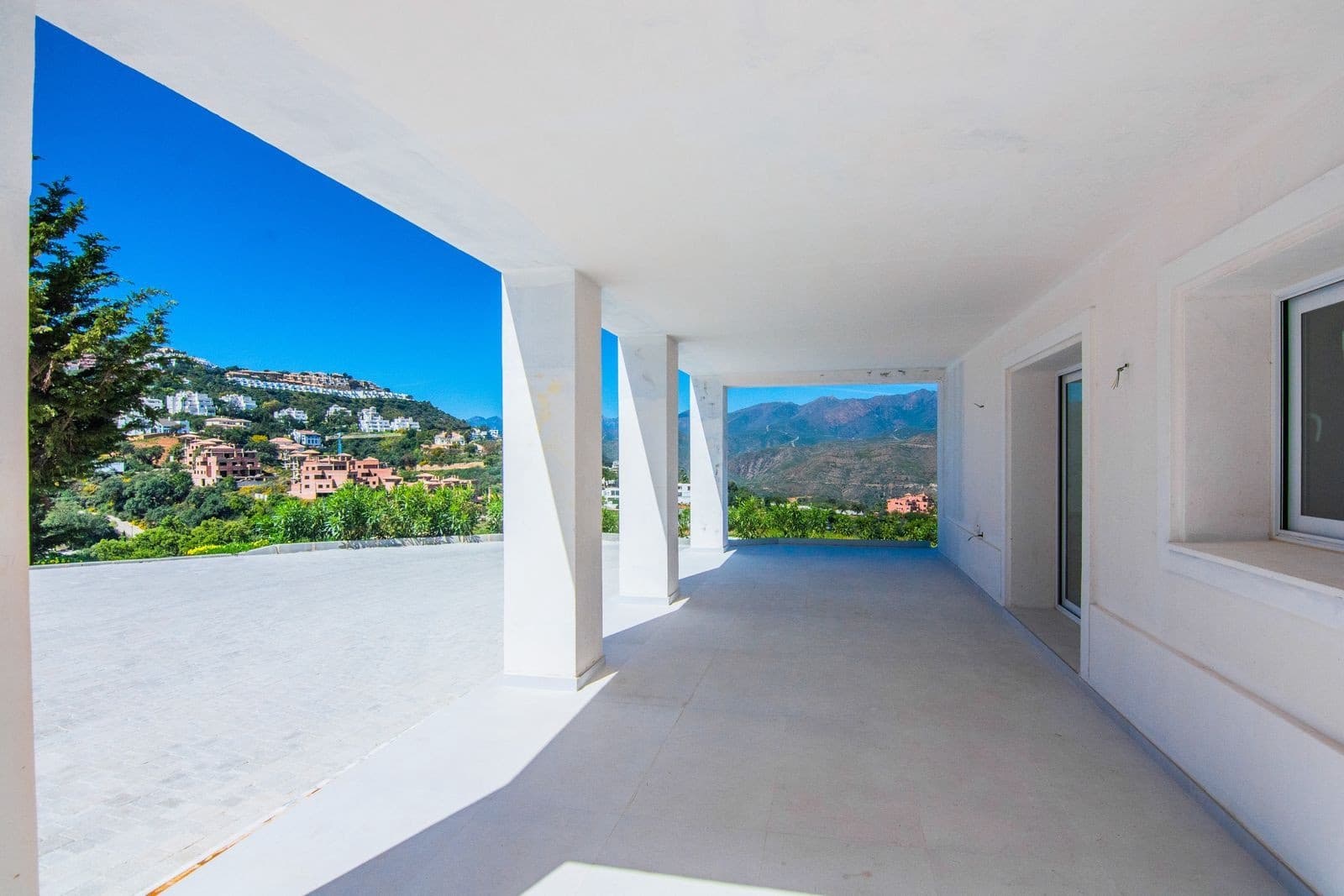 4 bedroom Villa for sale in Marbella with pool garage - € 2,195,000 (Ref: 8270573)