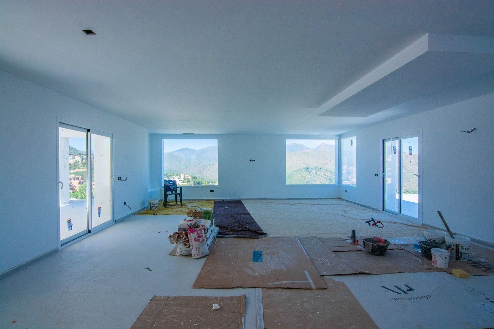 4 bedroom Villa for sale in Marbella with pool garage - € 2,195,000 (Ref: 8270573)