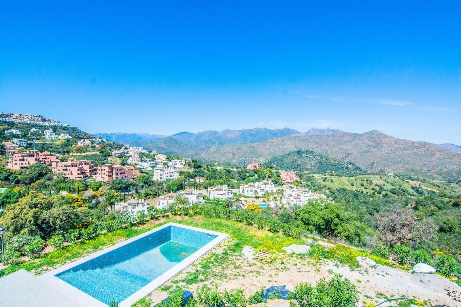 4 bedroom Villa for sale in Marbella with pool garage - € 2,195,000 (Ref: 8270573)