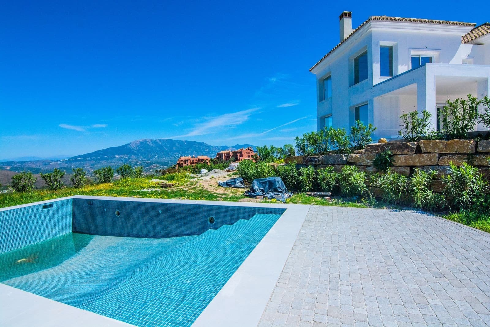 4 bedroom Villa for sale in Marbella with pool garage - € 2,195,000 (Ref: 8270573)