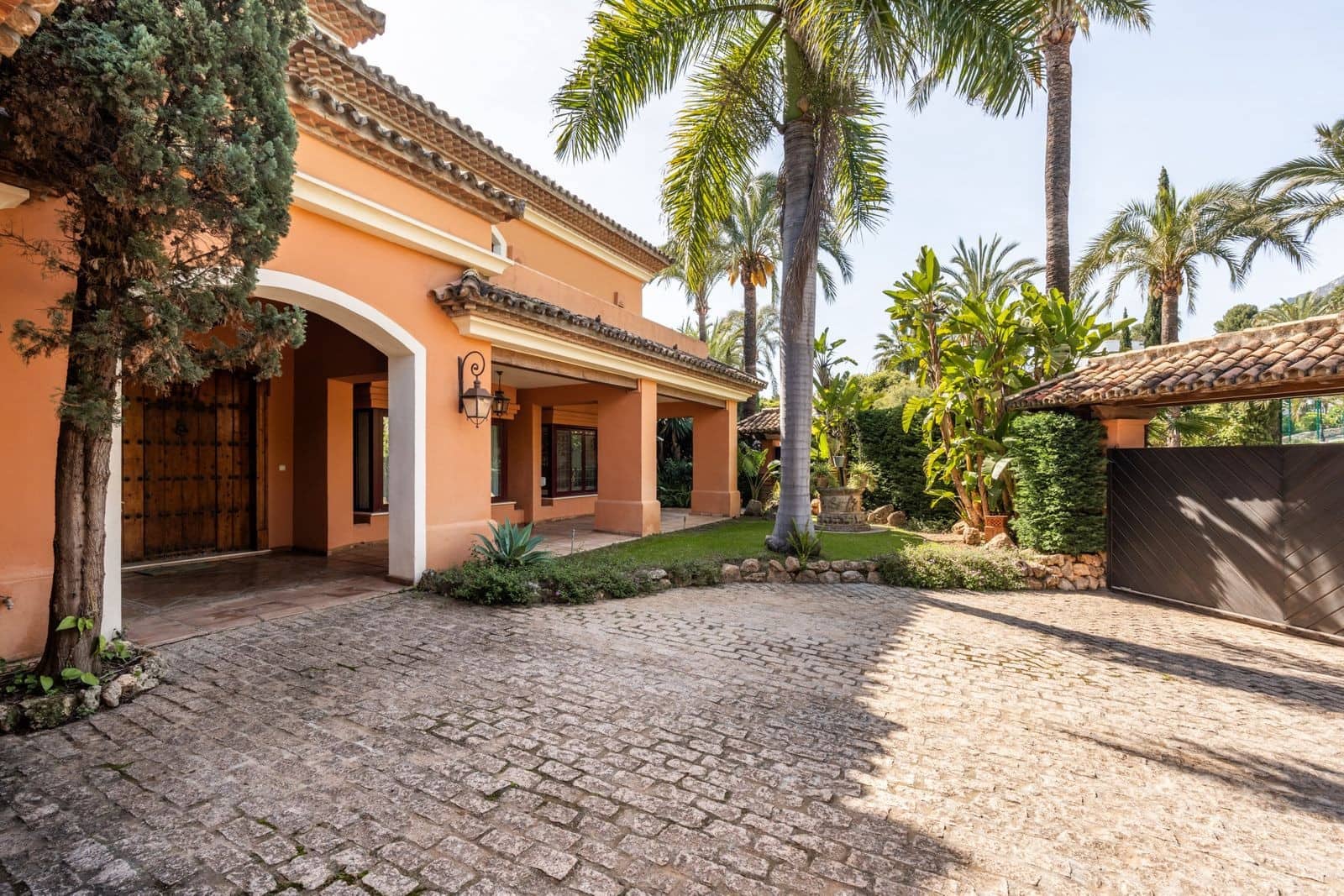 5 bedroom Villa for sale in Golden Mile with pool garage - € 4,500,000 (Ref: 8295578)