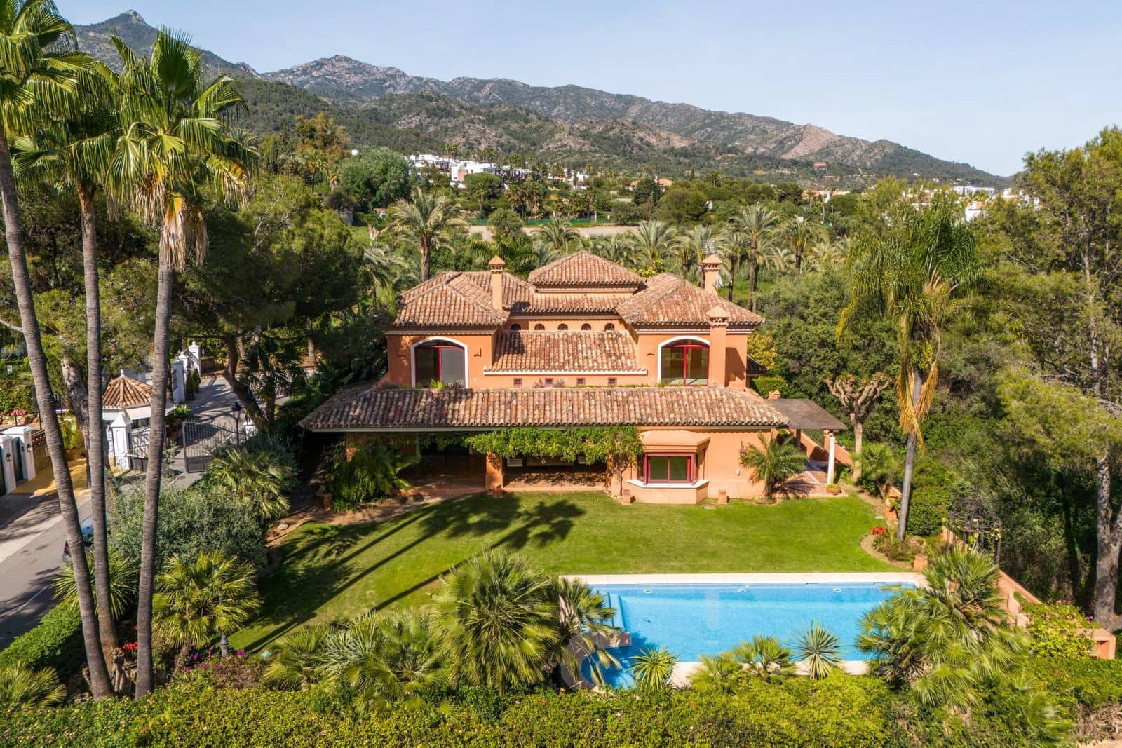 5 bedroom Villa for sale in Golden Mile with pool garage - € 4,900,000 (Ref: 8295578)