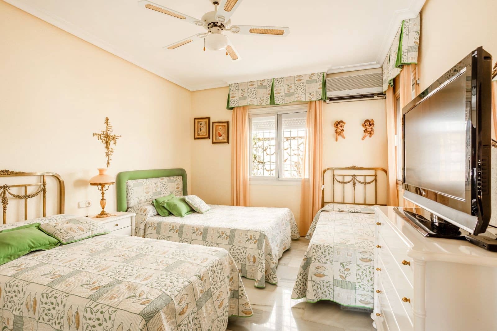 3 sypialnia Willa na sprzedaż w Riviera del Sol z basenem garażem - 875 000 € (Ref: 8300382)