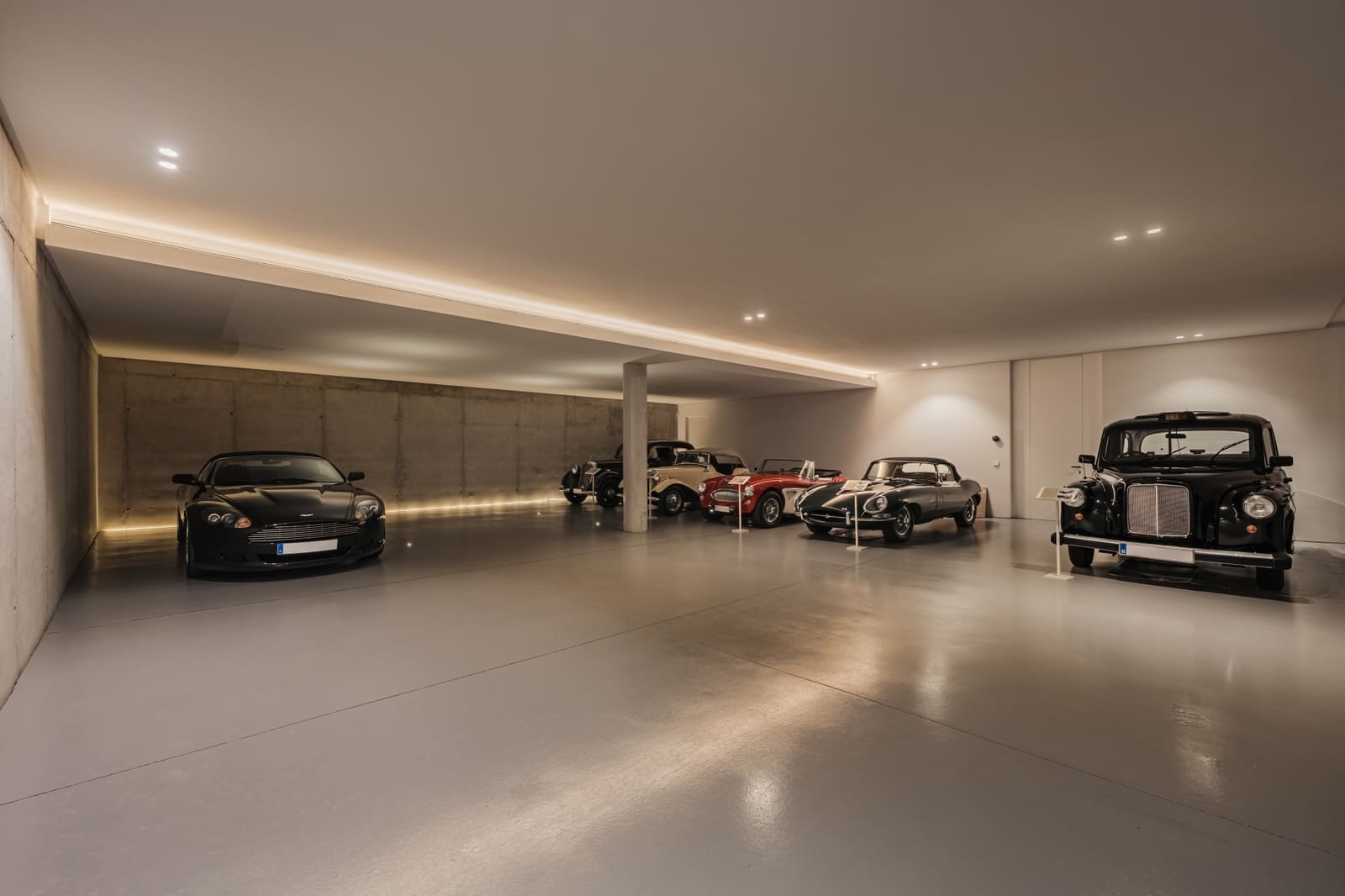 4 bedroom Villa for sale in Benahavis with pool garage - € 5,900,000 (Ref: 8313717)