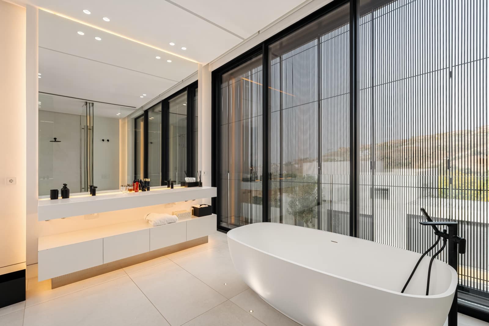 4 bedroom Villa for sale in Benahavis with pool garage - € 5,900,000 (Ref: 8313717)