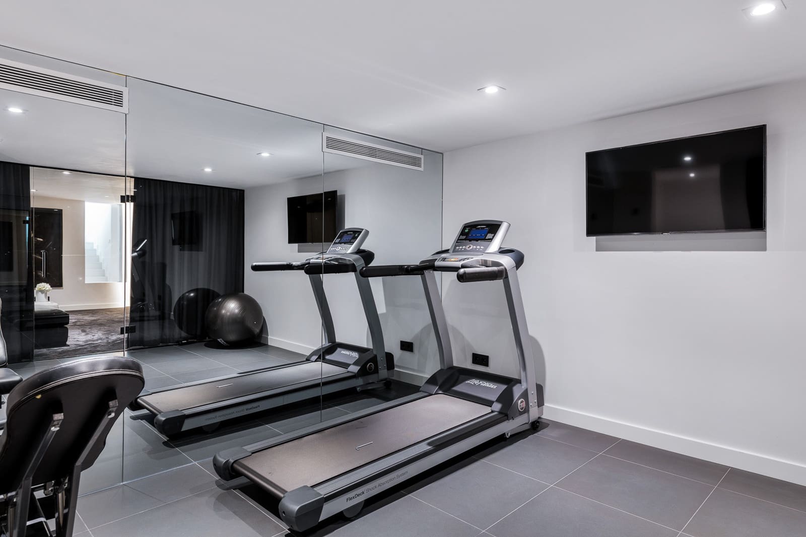 6 bedroom Villa for sale in Nueva Andalucia with pool garage - € 5,995,000 (Ref: 8318000)