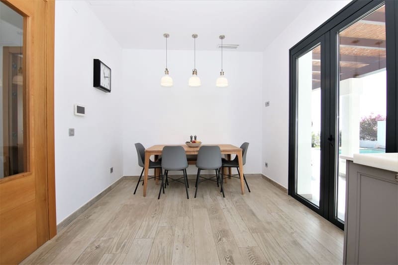 4 bedroom Villa for sale in Mijas with pool garage - € 1,295,000 (Ref: 8342992)