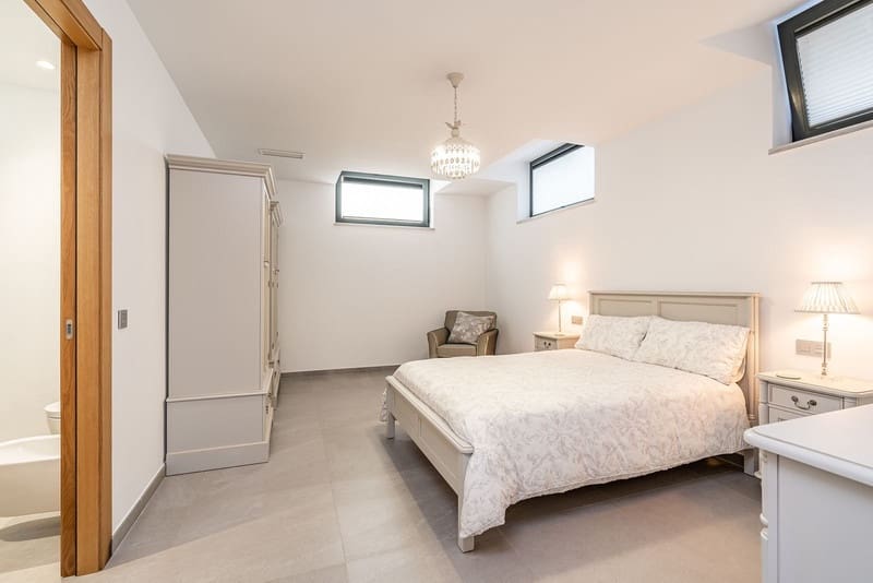 4 bedroom Villa for sale in Mijas with pool garage - € 1,295,000 (Ref: 8342992)