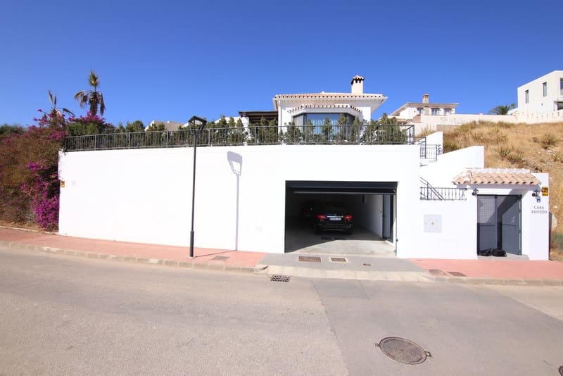 4 bedroom Villa for sale in Mijas with pool garage - € 1,295,000 (Ref: 8342992)