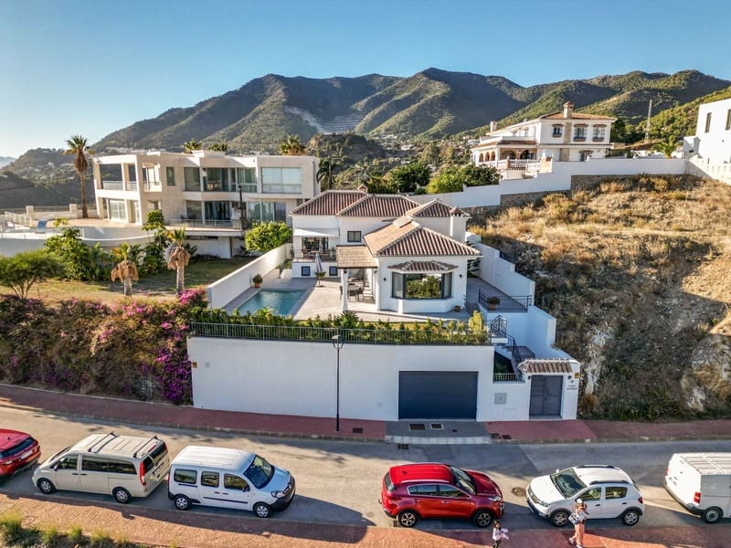 4 bedroom Villa for sale in Mijas with pool garage - € 1,295,000 (Ref: 8342992)
