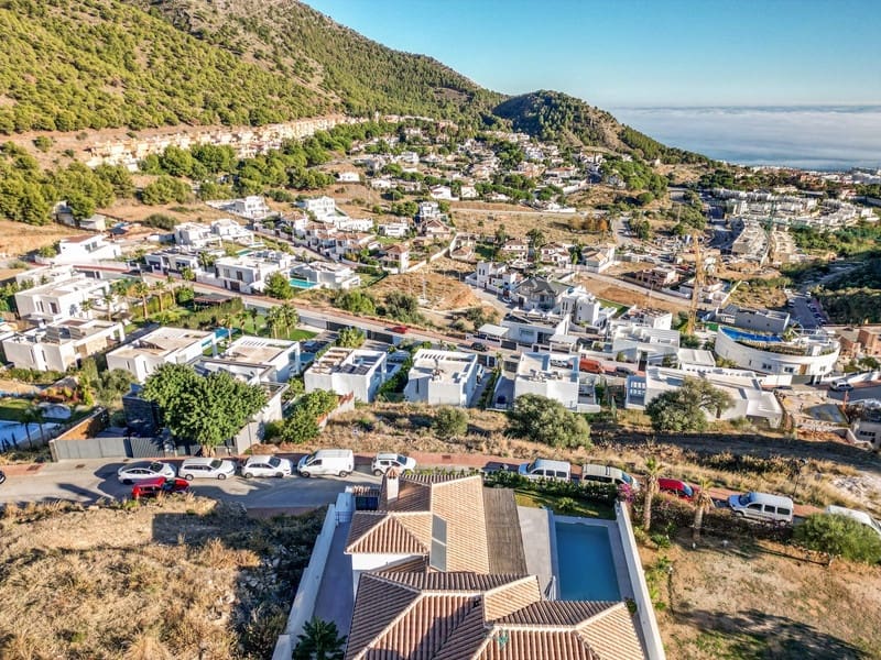 4 bedroom Villa for sale in Mijas with pool garage - € 1,295,000 (Ref: 8342992)